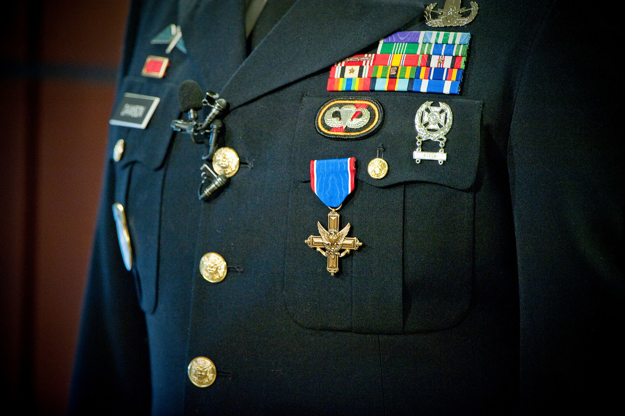 Meet SFC Jeff Dawson — Ranger. EOD Technician. Legend. 💥 🔹 DISTINGUISHED SERVICE CROSS recipient 🔹 TWO-TIME PURPLE HEART warrior 🔹 REAL-LIFE BOMB DISPOSAL HERO On October 5, 2013, in Kandahar, Jeff was the ONLY EOD tech on the ground during one of the most complex ambushes in modern warfare. With over 40 IEDs planted across the battlefield, he cleared routes, saved lives, and kept fighting — even after being blown up TWICE in one night. 🧨💥